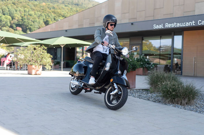 E.F.O Elektroroller mit einer Geschwindigkeit von 85 km/h kaufen Sie im Anhängerpark Salzburg