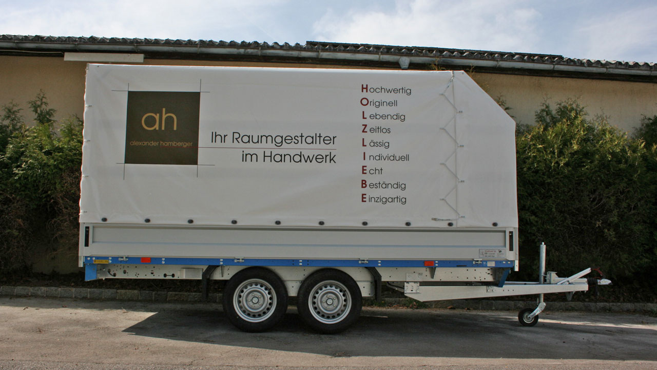 Planenanhänger mit digital bedruckter Hochplane vorne abgeschrägt auf Barthau Anhänger