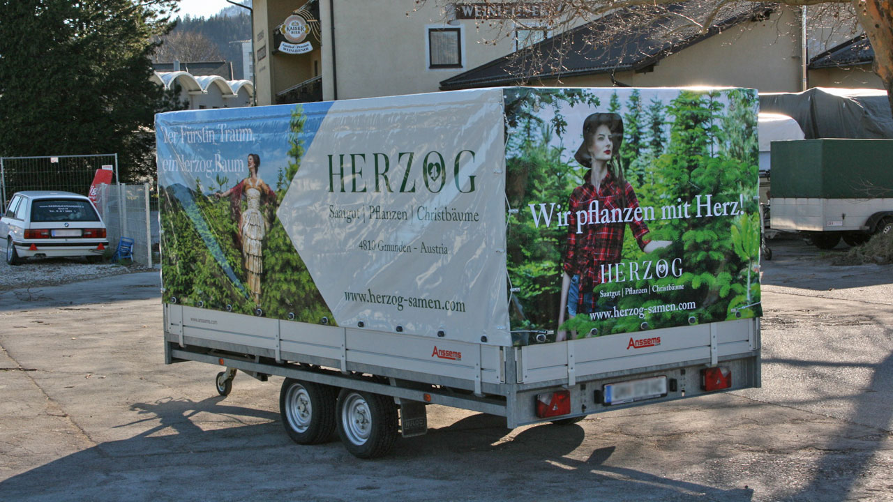 Anssems Anhänger, Anhängergröße: 4.050 x 2.030 mm, Planeninnenhöhe: 1,60 m Planendruck, Digitaldruck mit Schutzlack nach Vorlage, Planenverschluß: Wurfverschluß, Planendrehknöpfe Kunststoff, Planenfarbe: 3-seitiger Digitaldruck, Planenqualität: 680 g / m2