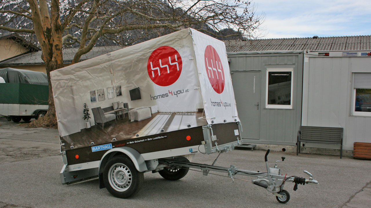 Barthau ankippbar, Anhängergröße: 2.520 x 1.260 mm, Planeninnenhöhe: 1,60 m Planendruck, 4-seitiger Digitaldruck mit Schutzlack nach Vorlage, Planenverschluß: Wurfverschluß: Planendrehknöpfe Kunststoff,  Planenqualität: 680 g / m2