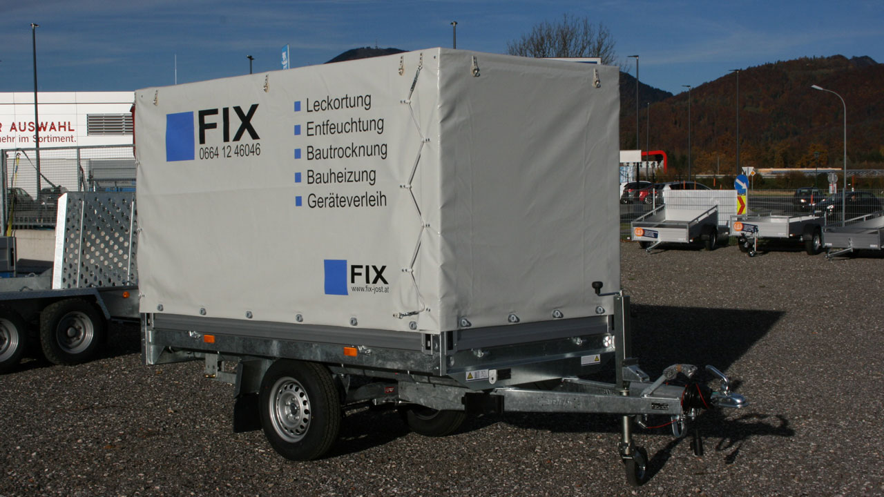 Saris einachs Hochlader, Anhängergröße 2.550 x 1.350 mm, Planeninnenhöhe: 1,40 m Planenverschluß: Wurfverschluß, Planendrehknöpfe: Kunststoff, Planenfarbe Hochglanz grau mit Digitaldruck, Planenqualität 680 g / m2 Weitere gewählte Optionen: Planenaufroller rechts und links 