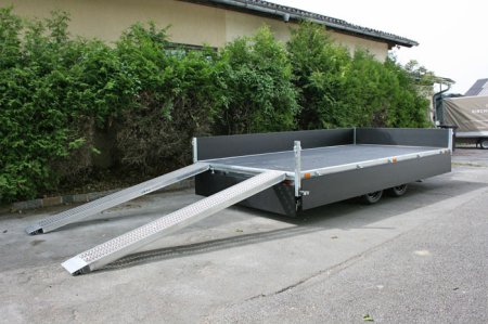 Auffahrrampen für PKW Anhänger in Rampenschacht